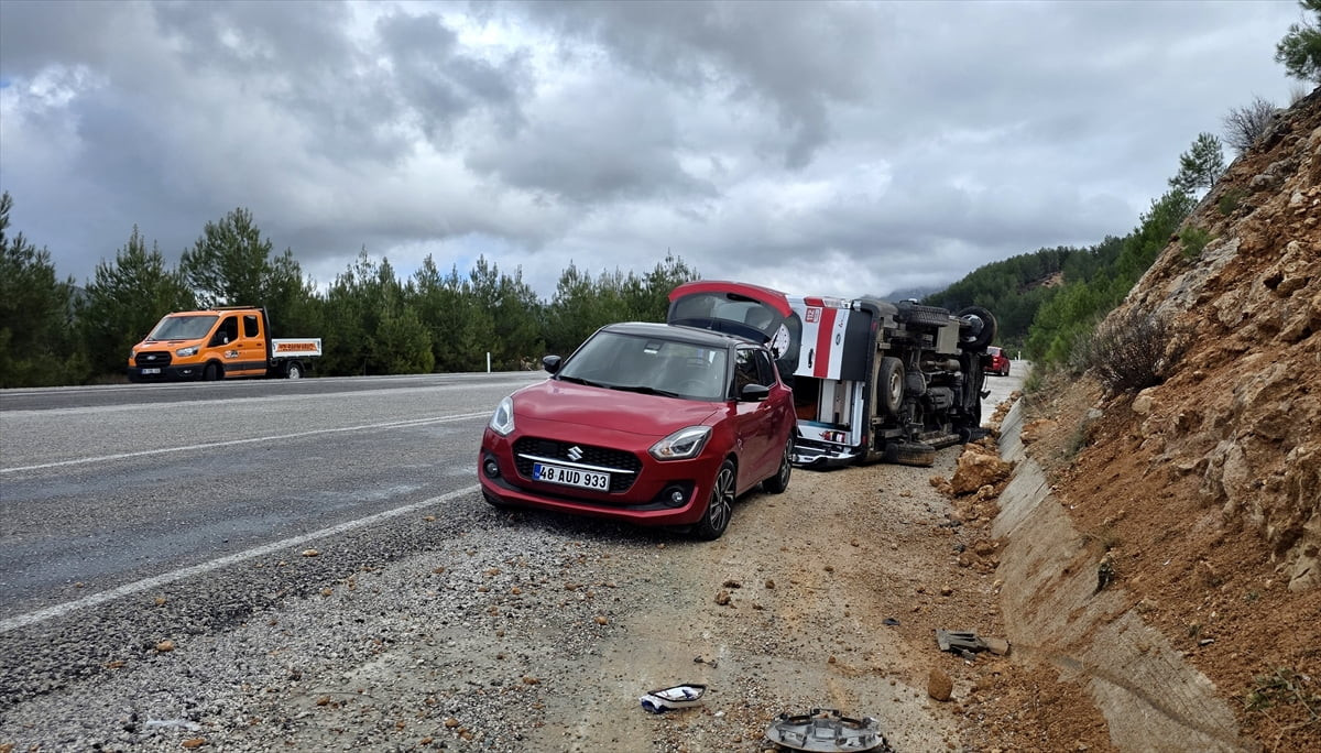 Muğla'nın Seydikemer ilçesinde ambulansın devrilmesi sonucu 3 sağlık personeli yaralandı.