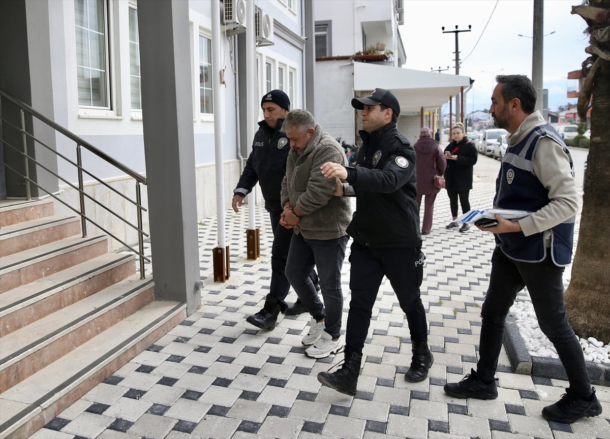 Muğla'nın Seydikemer ilçesinde bir fabrikada düzensiz göçmen çalıştırdıkları iddiasıyla gözaltına...