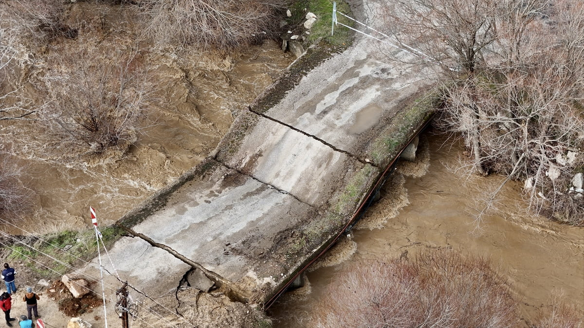 Muğla'nın Seydikemer ilçesinde etkili olan şiddetli yağış nedeniyle köprü çöktü.