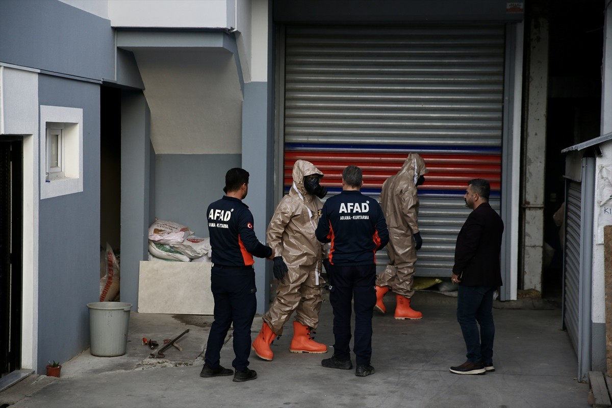 Muğla'nın Seydikemer ilçesinde evlerinde rahatsızlanarak zehirlenme şüphesiyle hastaneye...
