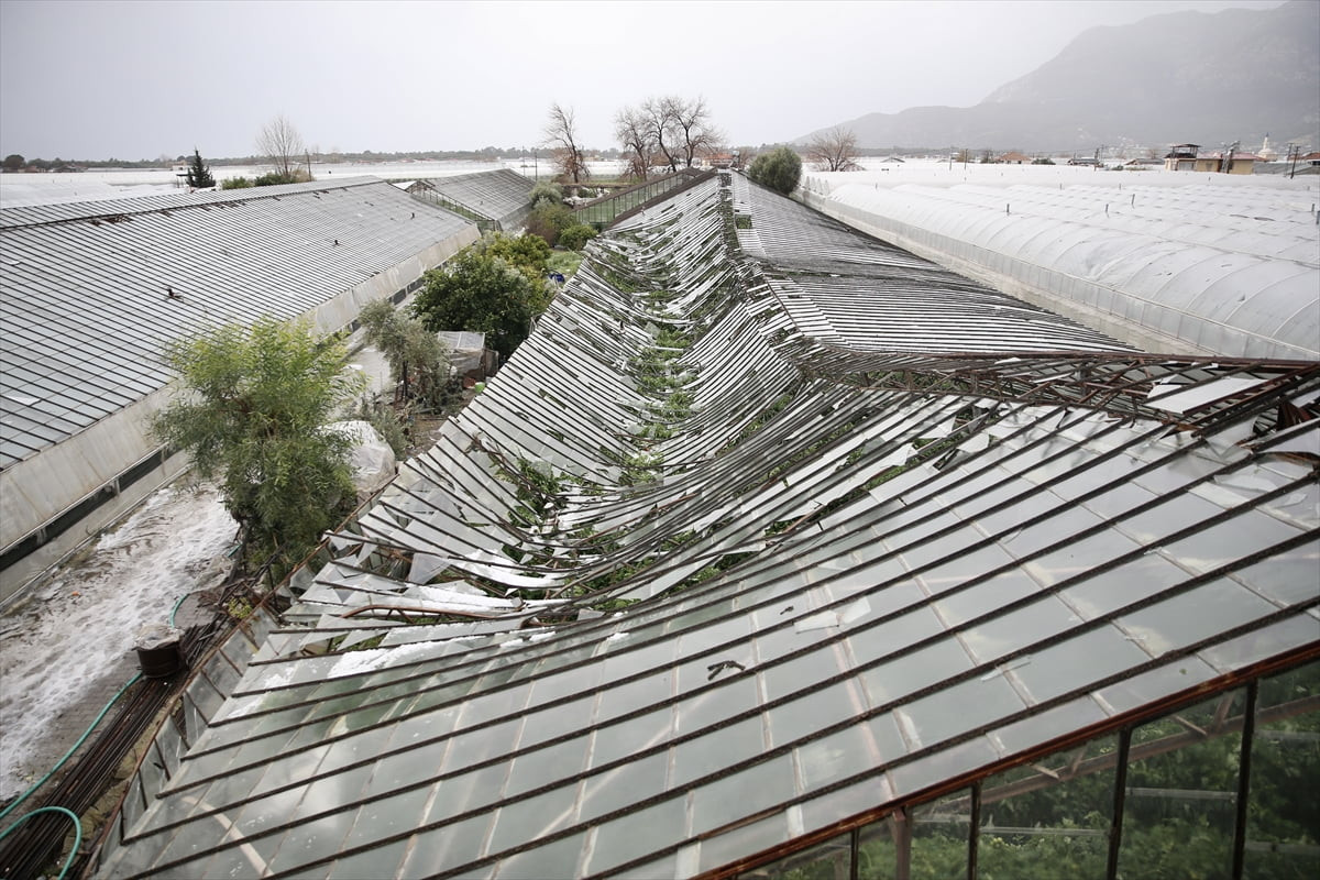 Muğla'nın Seydikemer ilçesinde hortum nedeniyle zarar gören seralarda hasar tespit çalışmalarına...