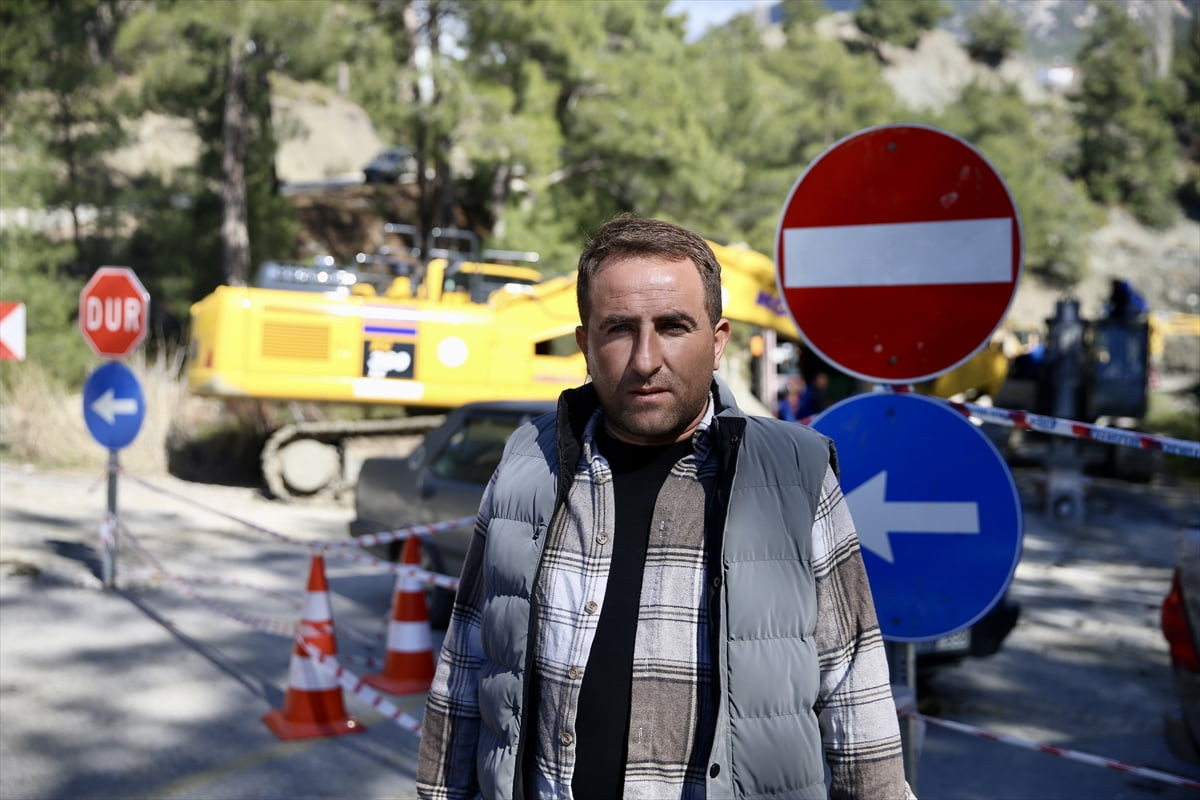 Muğla'nın Seydikemer ilçesinde iki mahalleyi birbirine bağlayan yolun ulaşıma kapanmasına neden...