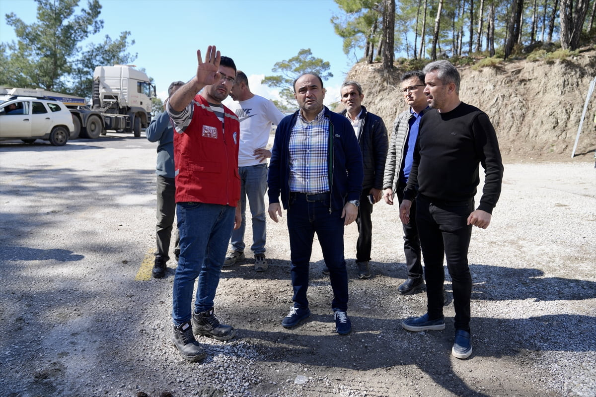 Muğla'nın Seydikemer ilçesinde meydana gelen toprak kayması sonucu iki mahalleyi birbirine...