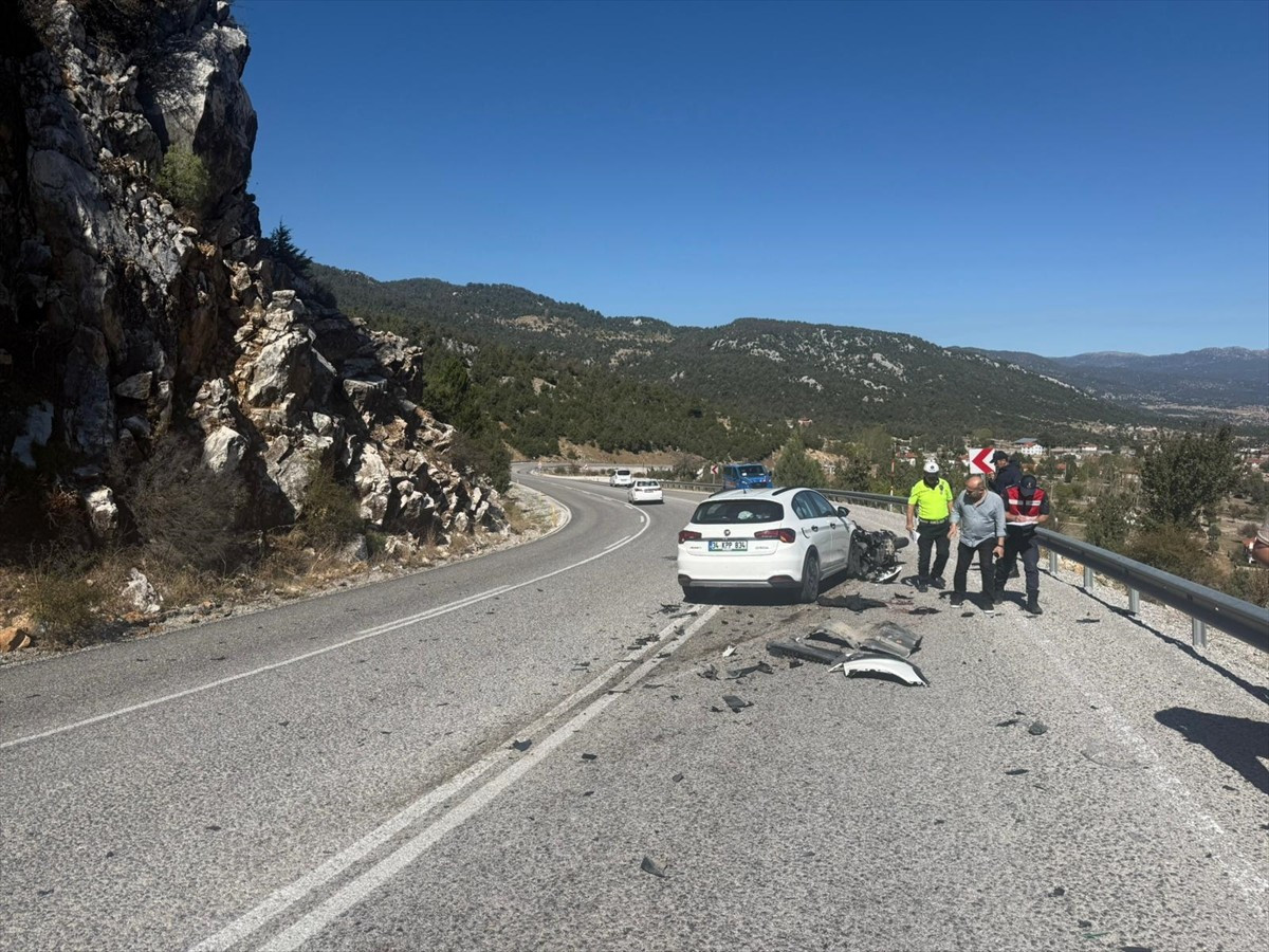Muğla'nın Seydikemer ilçesinde otomobille çarpışan motosikletin sürücüsü hayatını...