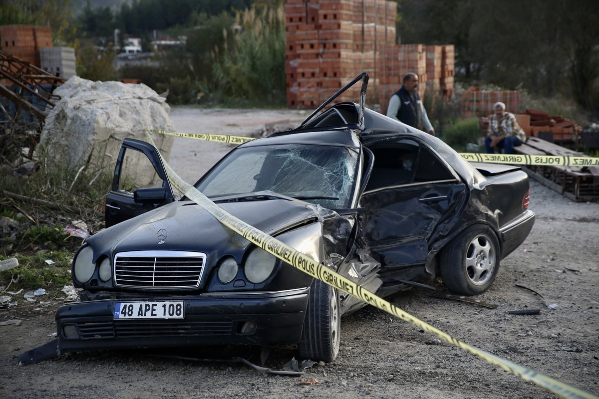 Muğla'nın Seydikemer ilçesinde, park halindeki araca çarpan otomobilin sürücüsü hayatını...