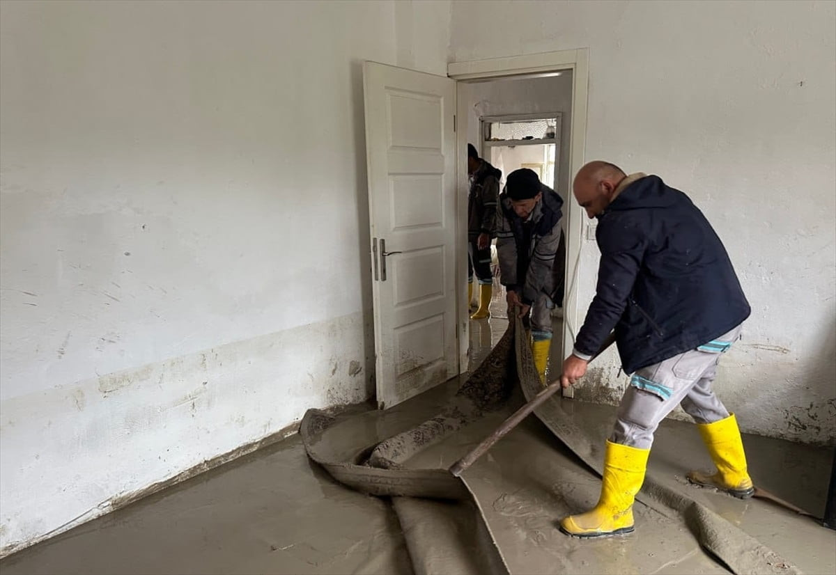 Muğla'nın Seydikemer ilçesinde su basan evlerde temizlik çalışmaları yapılıyor. Seydikemer...