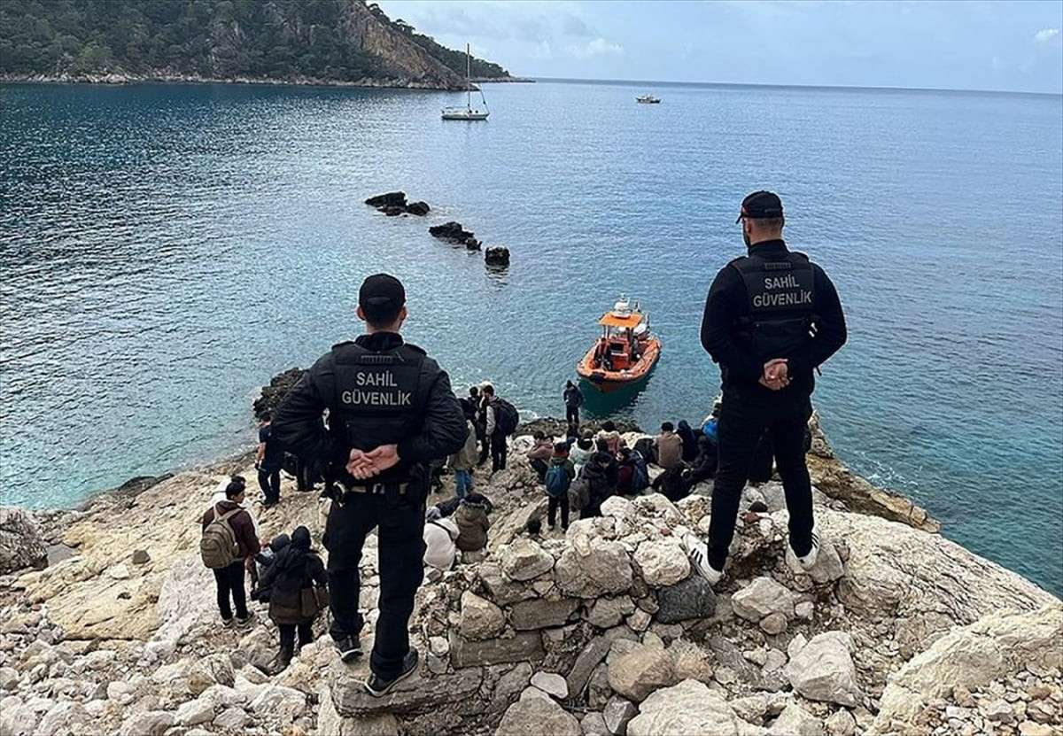 Muğla'nın Seydikemer ilçesinde, yasa dışı yollarla yurt dışına çıkmaya hazırlanan 28'i çocuk 60...