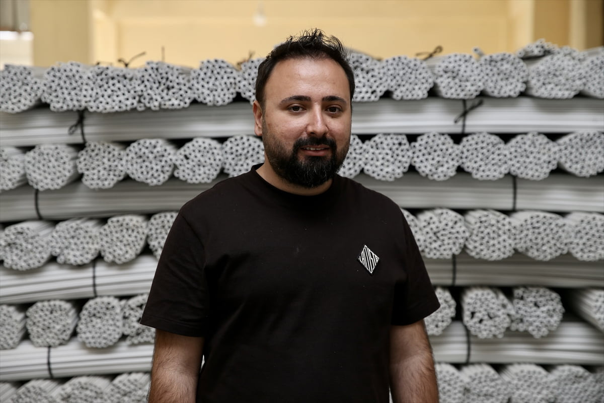 Muğla'nın Seydikemer ilçesinde Yasin Otgöz (33), kurduğu fabrikada atık plastiklerden ürettiği...