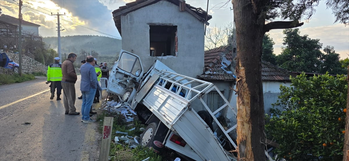 Muğla'nın Seydikemer ilçesinde yol kenarındaki eve çarpan kamyonetin sürücüsü hayatını kaybetti....