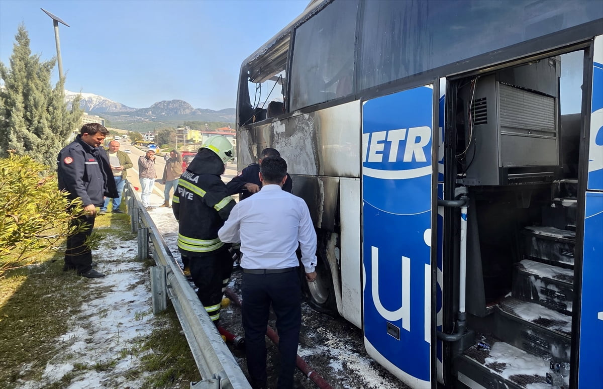 Muğla'nın Seydikemer ilçesinde yolcu otobüsünde çıkan yangın itfaiye ekiplerince...