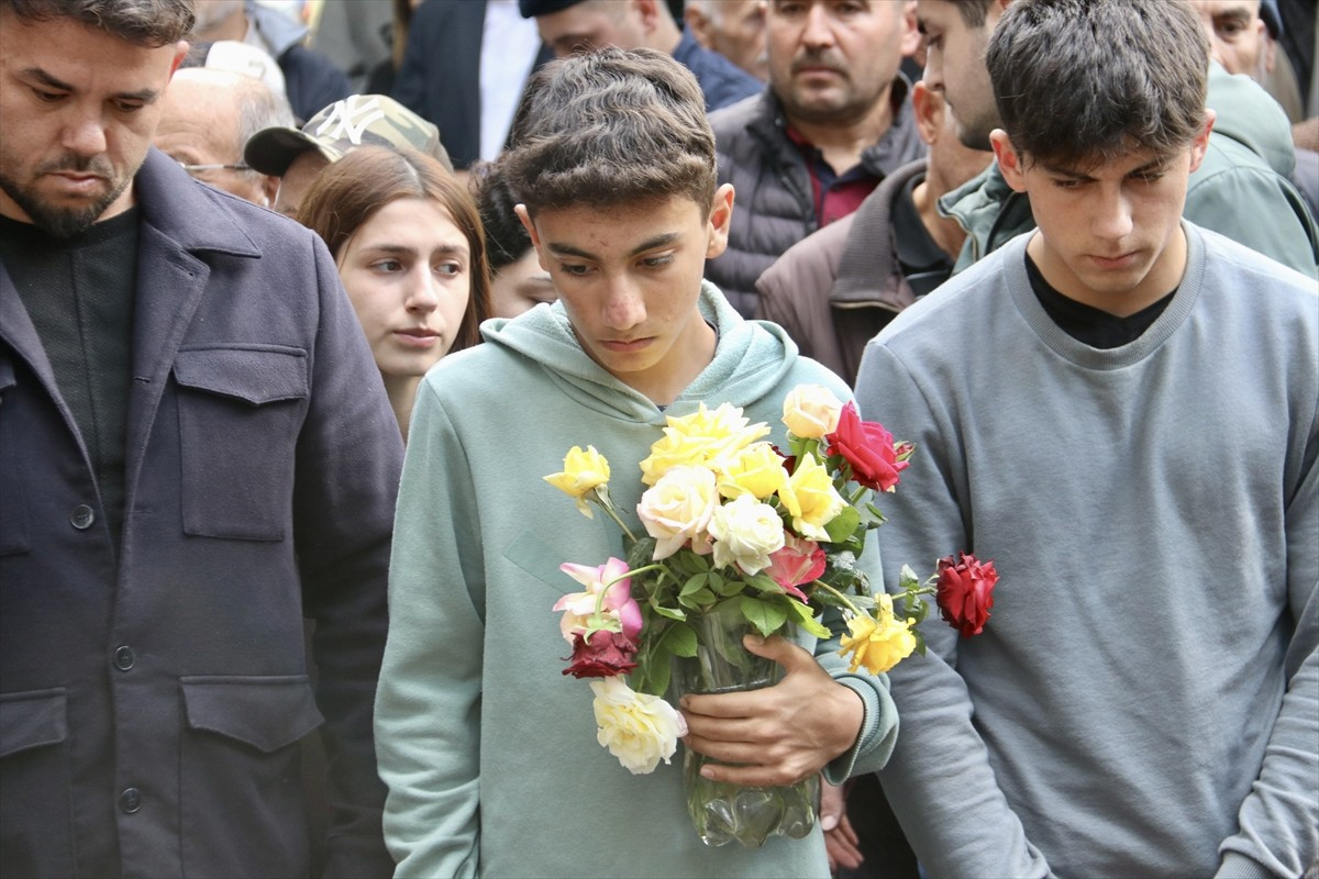 Muğla'nın Seydikemer ilçesinde zehirlenme şüphesiyle hayatını kaybeden Neslinur T. (18) toprağa...