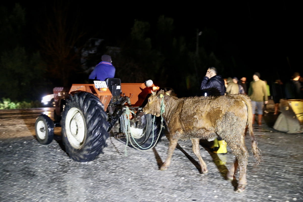 Muğla'nın Seydikemer ilçesindeki bir mahallede yaşanan su baskını nedeniyle bazı evler tahliye...