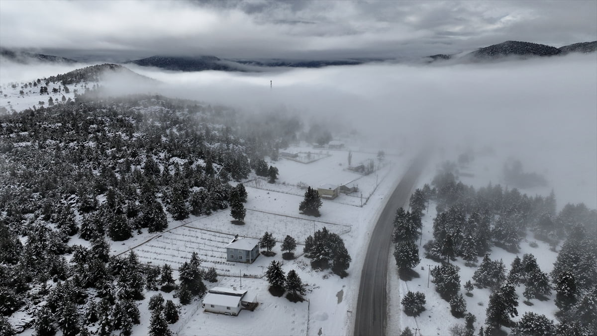 Muğla'nın Seydikemer ilçesinin yüksek kesimlerinde yılın son gününde kar yağışı etkili...