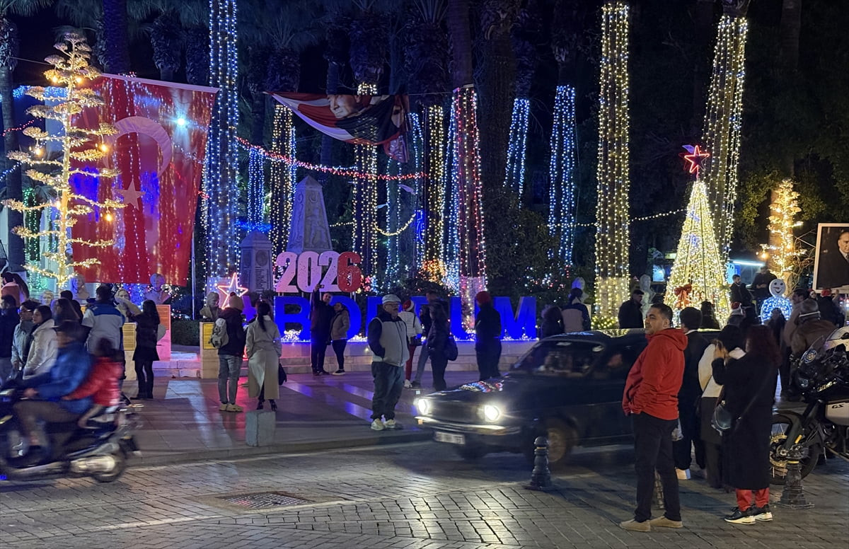 Muğla'nın turistik ilçelerinde vatandaşlar yeni yıla meydanlarda "merhaba" dedi. Bodrum ilçesinde...