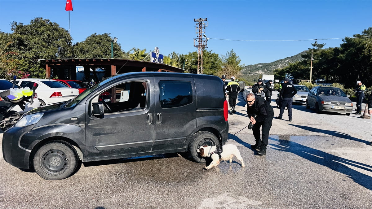 Muğla'nın turistik ilçelerinden Bodrum'da polis ve jandarma ekiplerince yılbaşı öncesi yol...