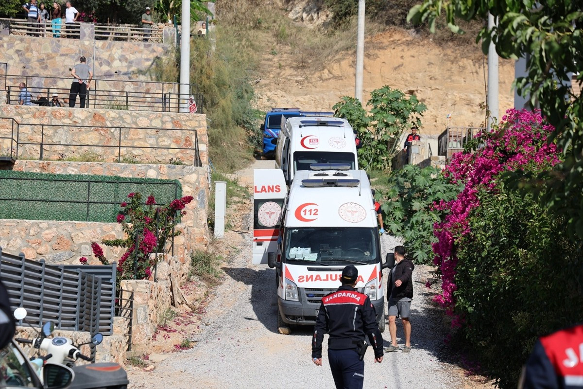 Muğla'nın Ula ilçesinde bir evi ateşe verdikten sonra bıçakla iki jandarmayı yaralayan şüpheli...