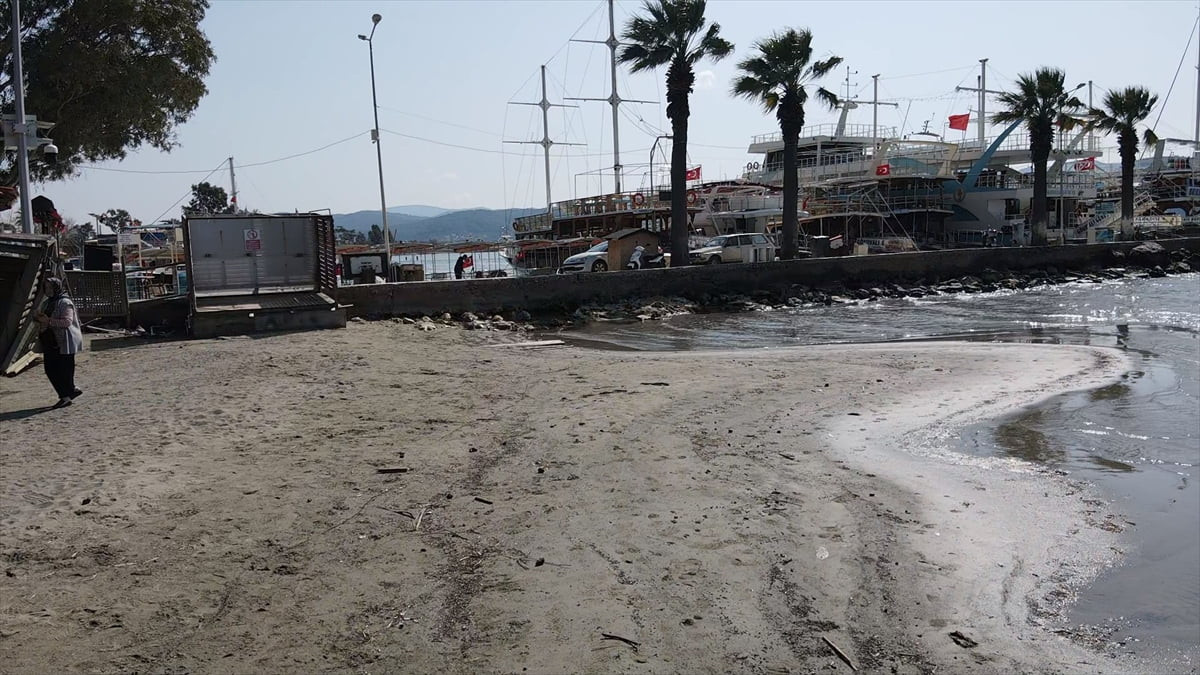 Muğla'nın Ula ilçesindeki Akyaka sahilinde deniz suyu kıyıdan yaklaşık 10 metre çekildi. "Sakin...