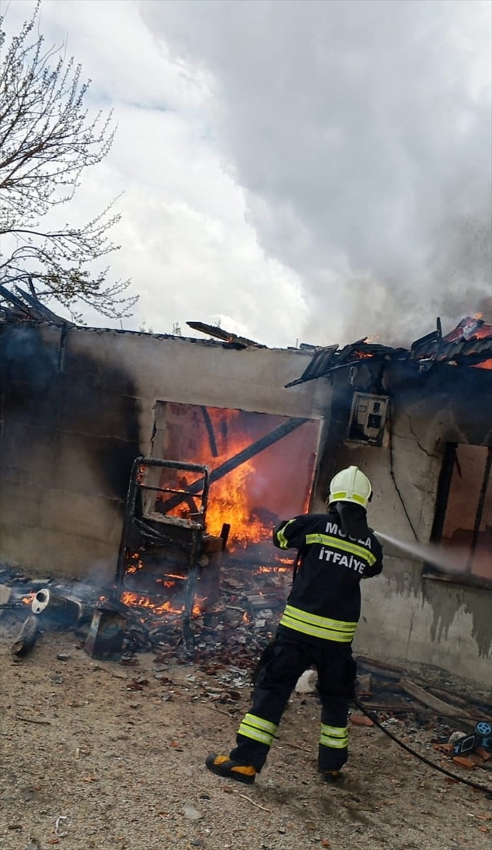 Muğla'nın Yatağan ilçesinde çıkan yangında tek katlı ev kullanılamaz hale geldi.