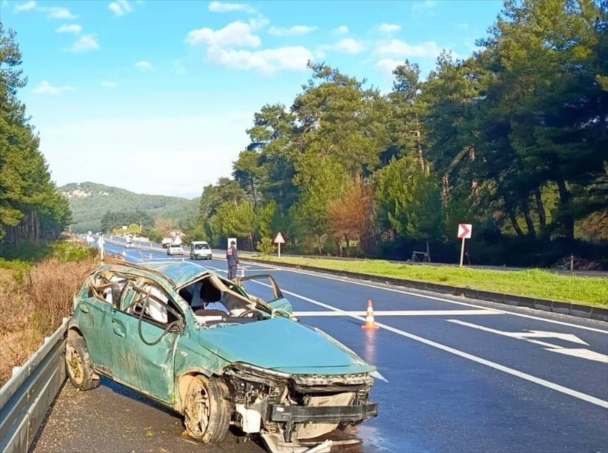 Muğla'nın Yatağan ilçesinde otomobilin bariyere çarpması sonucu 1 kişi hayatını kaybetti, 1 kişi...
