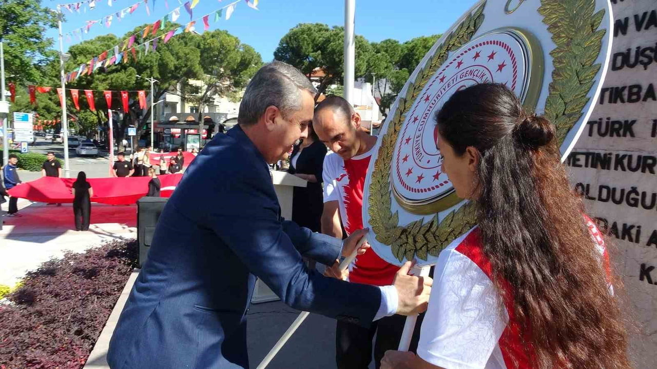 MUĞLA’DA 19 MAYIS COŞKUSU GENÇLİK HAFTASI ÇELENK SUNMA TÖRENİYLE BAŞLADI