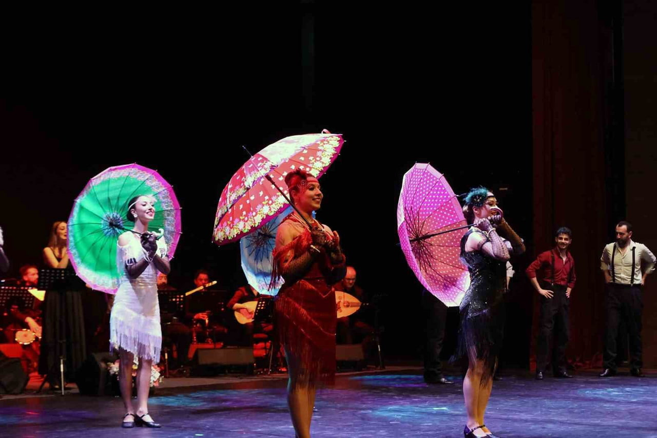 MUĞLA’DA NOSTALJİ RÜZGÂRI: 70’LER VE 80’LERİN FİLM MÜZİKLERİ BÜYÜLEDİ