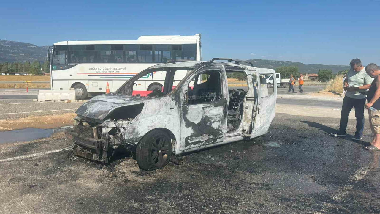 MUĞLA’DA SEYİR HALİNDEKİ ARAÇ ALEV ALEV YANDI