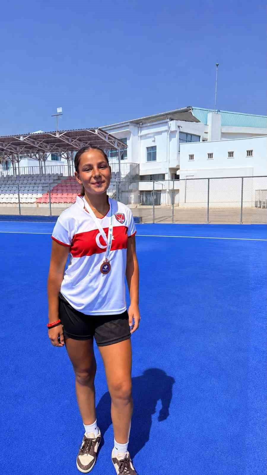 MUĞLALI SPORCU TUANNA SEL'İN DE FORMASINI GİYDİĞİ 16 YAŞ ALTI KIZLAR HOKEY MİLLİ TAKIMI, ALANYA'DA...