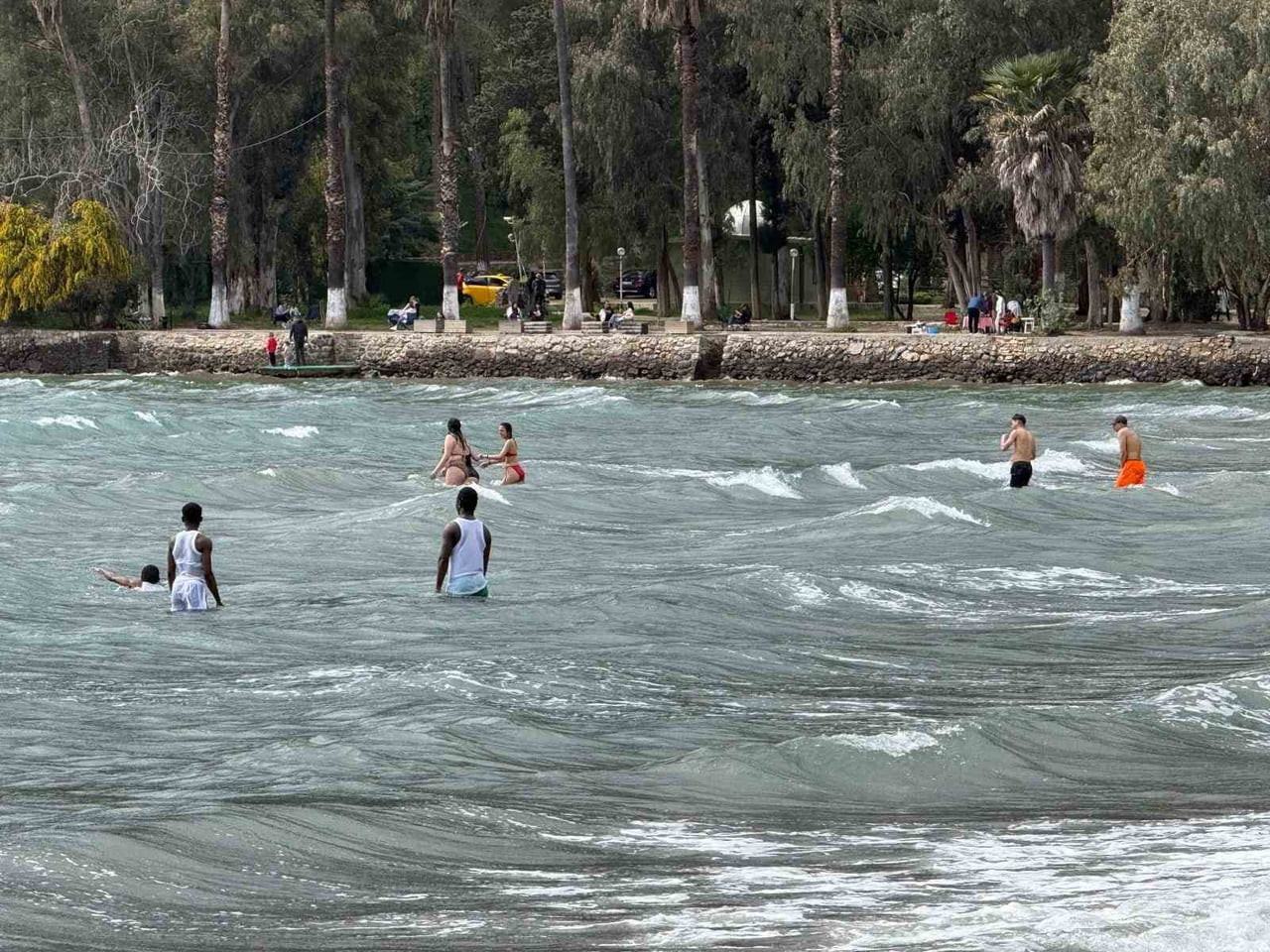 MUĞLA’NIN AKYAKA MAHALLESİ’NDE 16 DERECELİK HAVAYA ALDIRMAYAN BAZI VATANDAŞLAR DENİZE GİRERKEN...