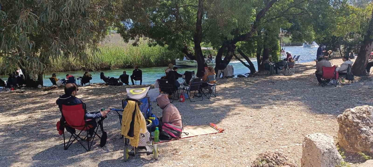 MUĞLA’NIN AKYAKA MAHALLESİ’NDE YER ALAN AZMAK NEHRİ, BAHAR AYLARININ GELMESİYLE BİRLİKTE ZİYARETÇİ...