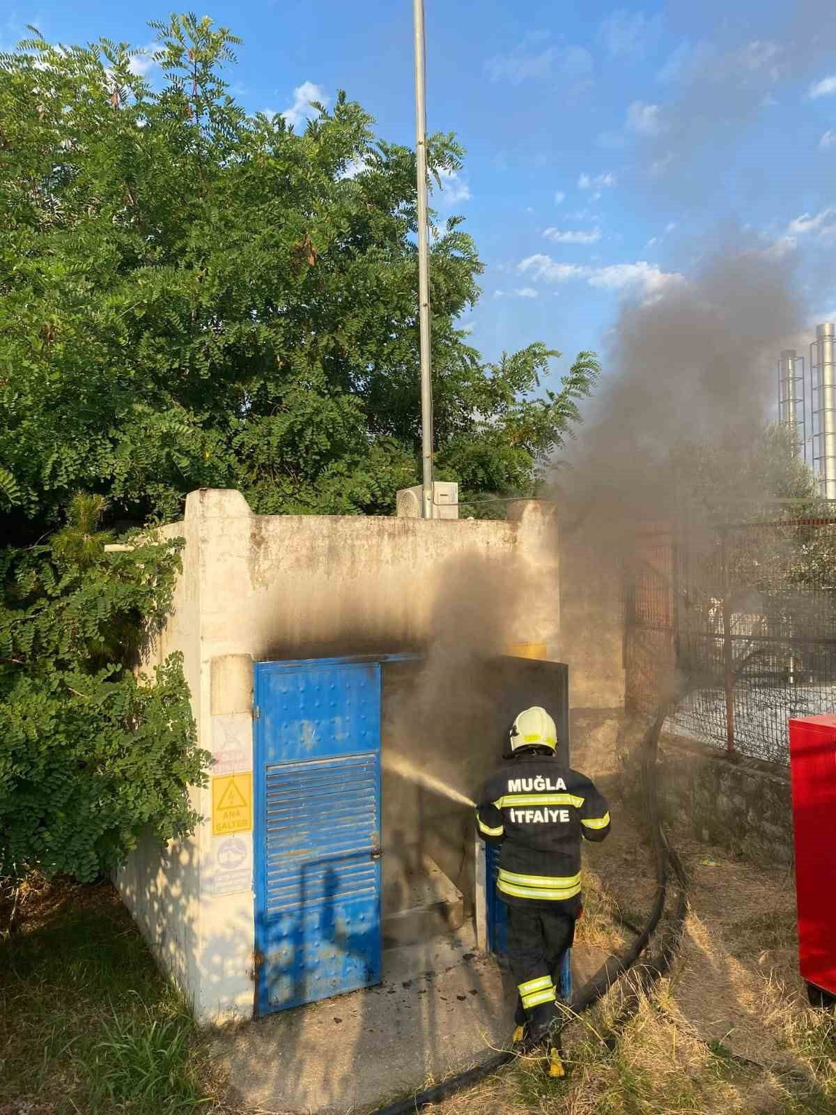 MUĞLA’NIN BODRUM İLÇESİNDE BİR TRAFO BİNASINDA ÇIKAN YANGIN, İTFAİYE EKİPLERİNİN MÜDAHALESİYLE...