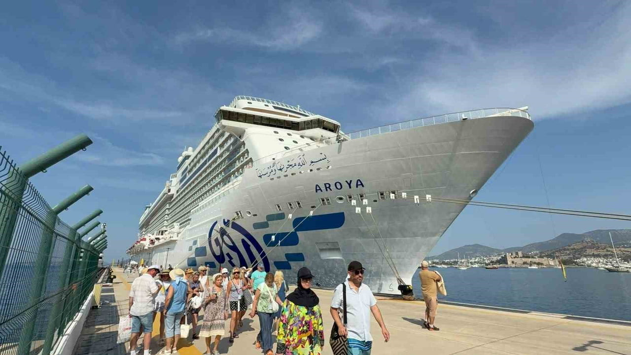MUĞLA’NIN BODRUM İLÇESİNDE GELEN 2 BİN 59 METRE BOYUNDAKİ "AROYA" İSİMLİ KRUVAZİYER, TOPLAM 2059...