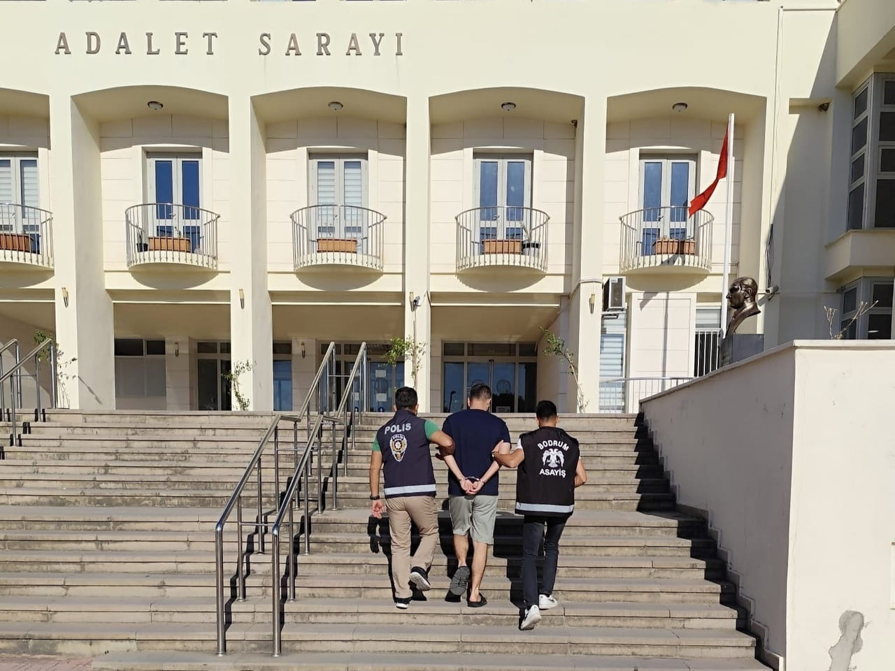 MUĞLA’NIN BODRUM İLÇESİNDE HAKKINDA 44 AYRI DOSYADAN YAKALAMA KARARI BULUNAN VE 39 YIL 2 AY...
