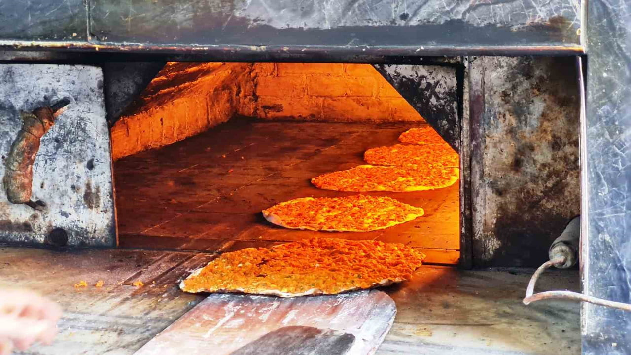 MUĞLA’NIN BODRUM İLÇESİNDE HER YAZ SEZONU ÖNCESİ GÜNDEME GELEN LAHMACUN FİYATLARI, BU YIL DA...