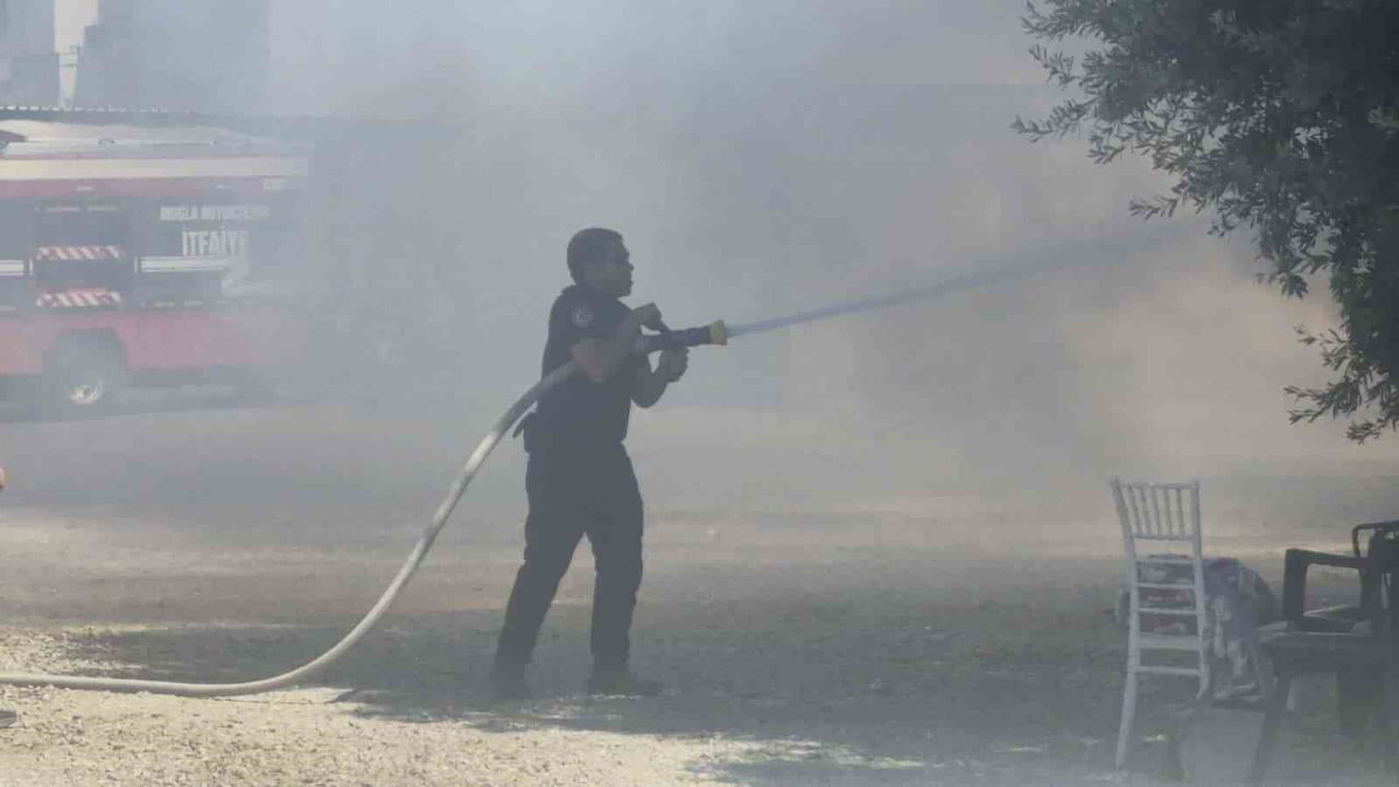 MUĞLA’NIN BODRUM İLÇESİNDE PERSONEL LOJMANINDA ÇIKAN YANGIN, İTFAİYE EKİPLERİNİN MÜDAHALESİYLE...