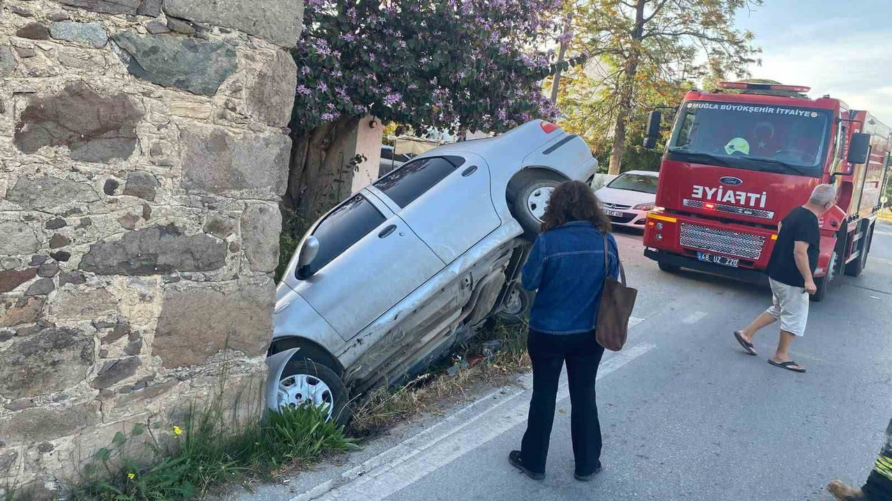 MUĞLA’NIN BODRUM İLÇESİNDE SÜRÜCÜNÜN DİREKSİYON HAKİMİYETİNİ KAYBETTİĞİ OTOMOBİL, TAŞ BİNAYA...