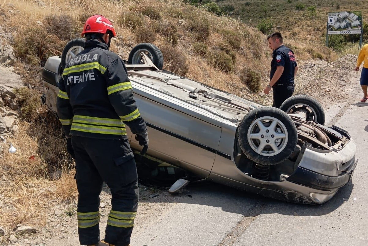 MUĞLA’NIN BODRUM İLÇESİNDE VİRAJDA KONTROLDEN ÇIKAN OTOMOBİL DEVRİLDİ.