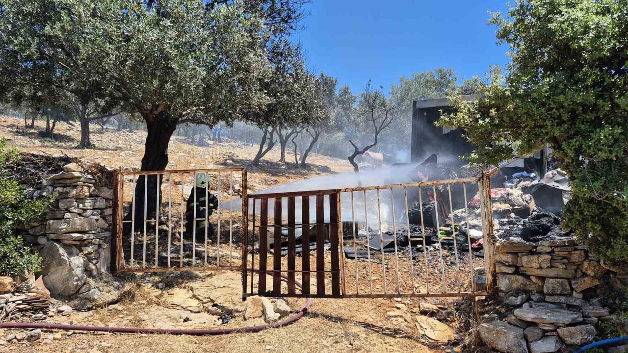 MUĞLA’NIN BODRUM İLÇESİNDE YAŞLI BİR ÇİFTİN YAŞADIĞI KONTEYNER, ÇIKAN YANGIN SONUCU KULLANILAMAZ...