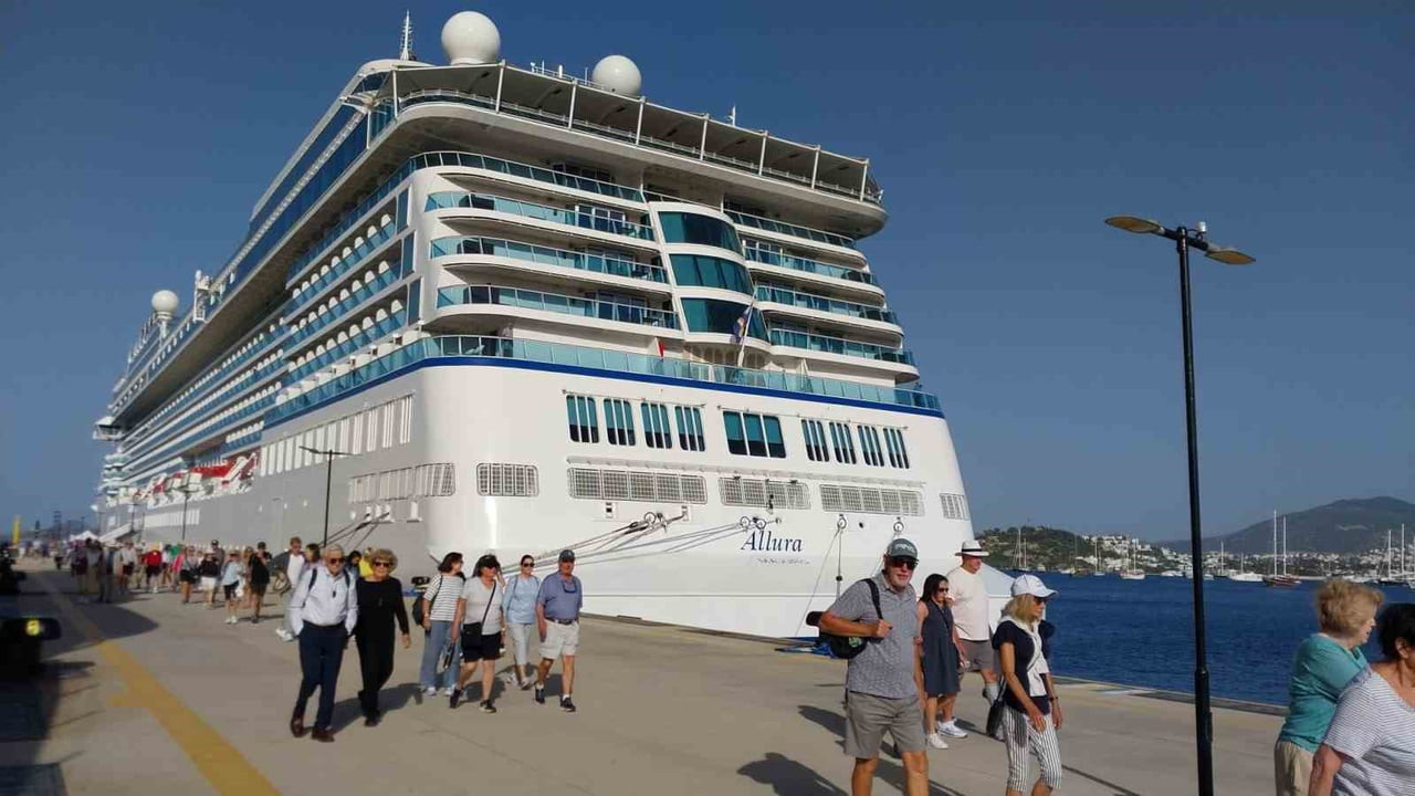 MUĞLA’NIN BODRUM İLÇESİNE GELEN ALLURA İSİMLİ KRUVAZİYER, 1142 YOLCU GETİRDİ.