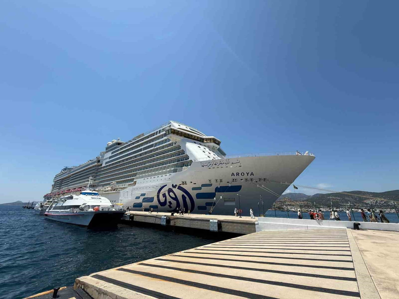 MUĞLA’NIN BODRUM İLÇESİNE GELEN AROYA İSİMLİ YOLCU GEMİSİ, 2 BİN 124 TURİST GETİRDİ.