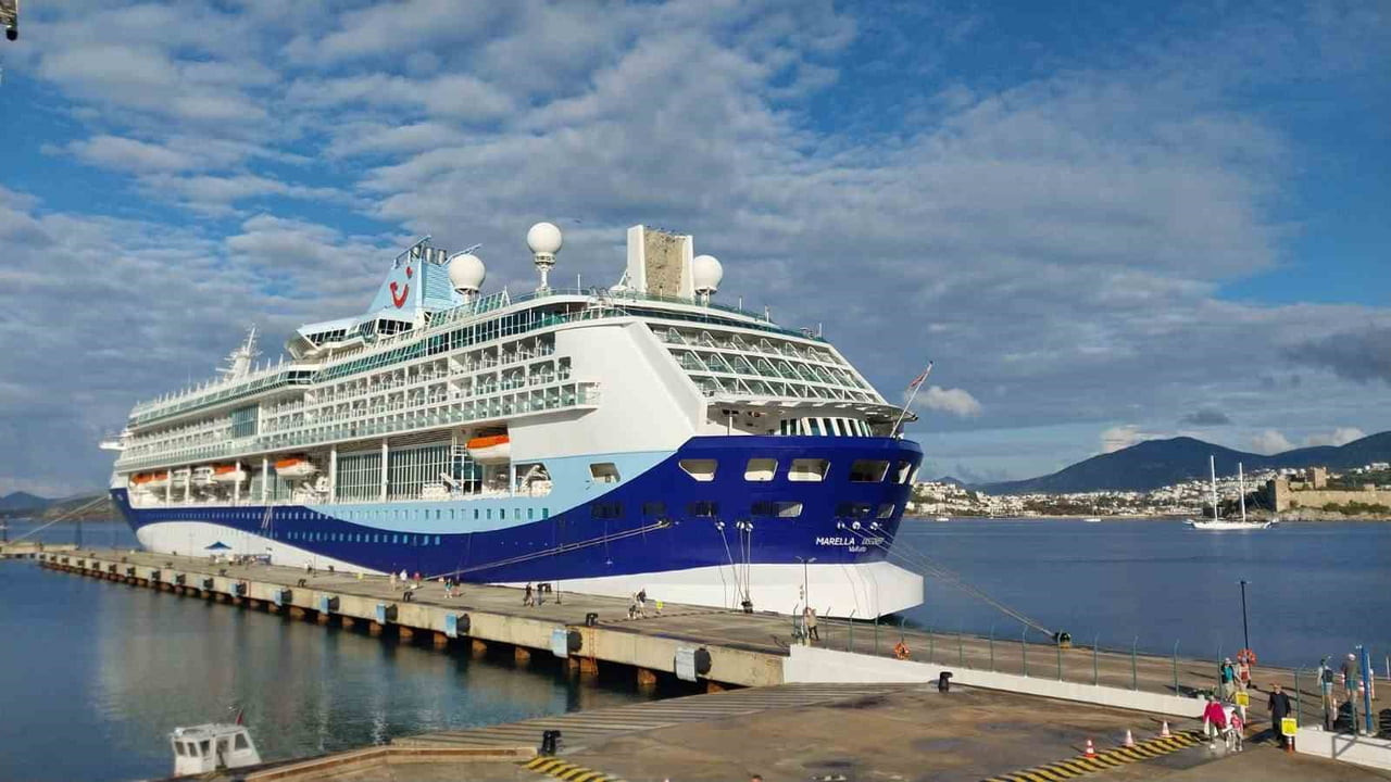 MUĞLA’NIN BODRUM İLÇESİNE GELEN MARELLA DİSCOVERY ADLI YOLCU GEMİSİ, 1917 YOLCU GETİRDİ.