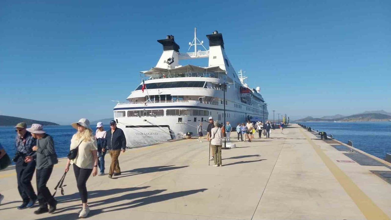 MUĞLA’NIN BODRUM İLÇESİNE GELEN STAR LEGEND ADLI YOLCU GEMİSİ, 274 YOLCU GETİRDİ.