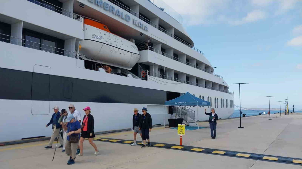 MUĞLA’NIN BODRUM İLÇESİNE "EMERALD KAİA" ADLI KRUVAZİYER GEMİSİ GELDİ.