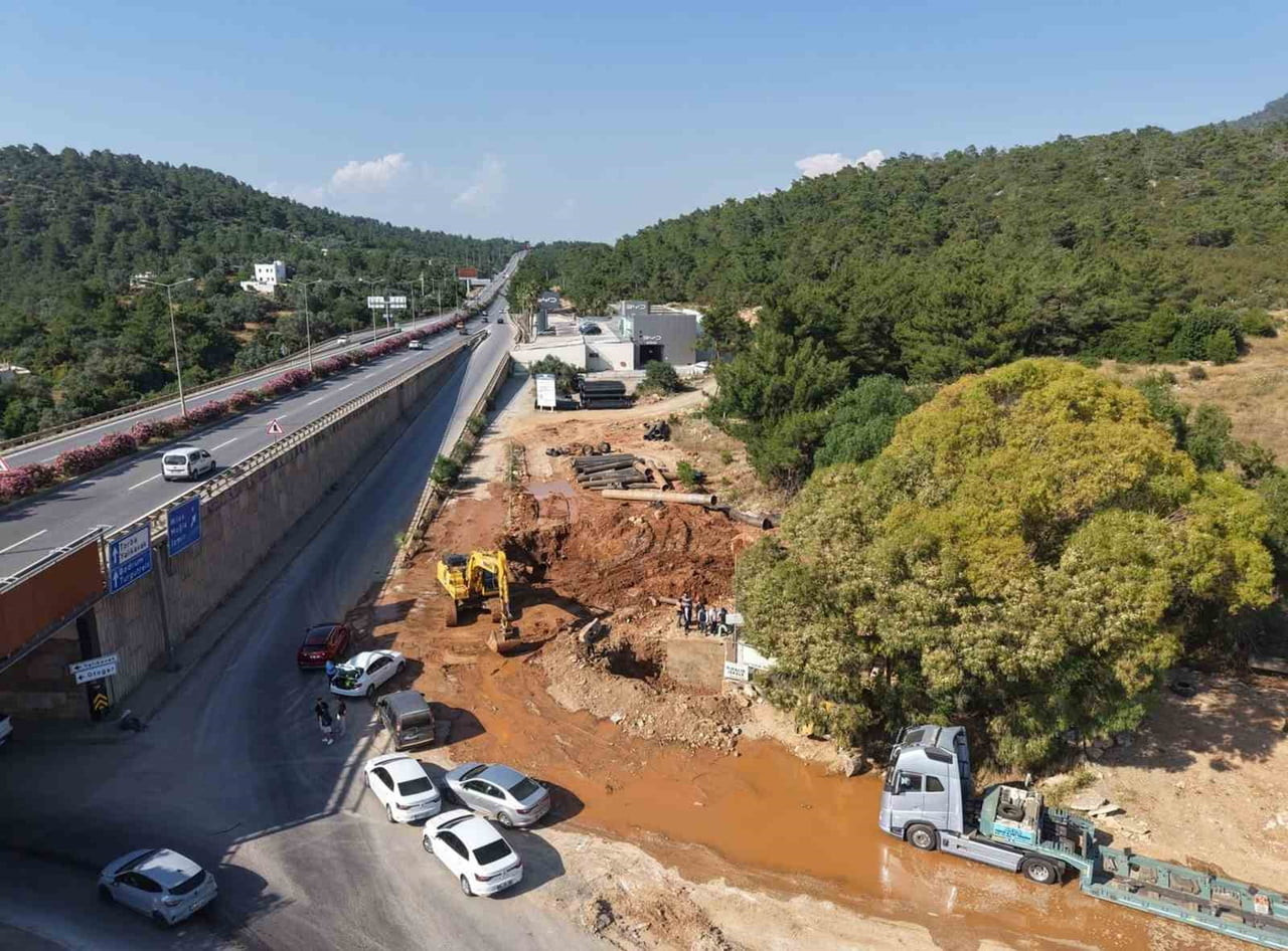 MUĞLA’NIN BODRUM YARIMADASINDA SIK IK PATLAYAN SU İSALE HATTINDA MUĞLA BÜYÜKŞEHİR BELEDİYESİ SU VE...