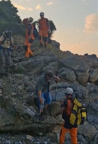MUĞLA’NIN DATÇA İLÇESİNDE KARYA YOLU BÖLGESİNDE MAHSUR KALAN 2 VATANDAŞ, EKİPLERİN YAKLAŞIK 3 SAAT...