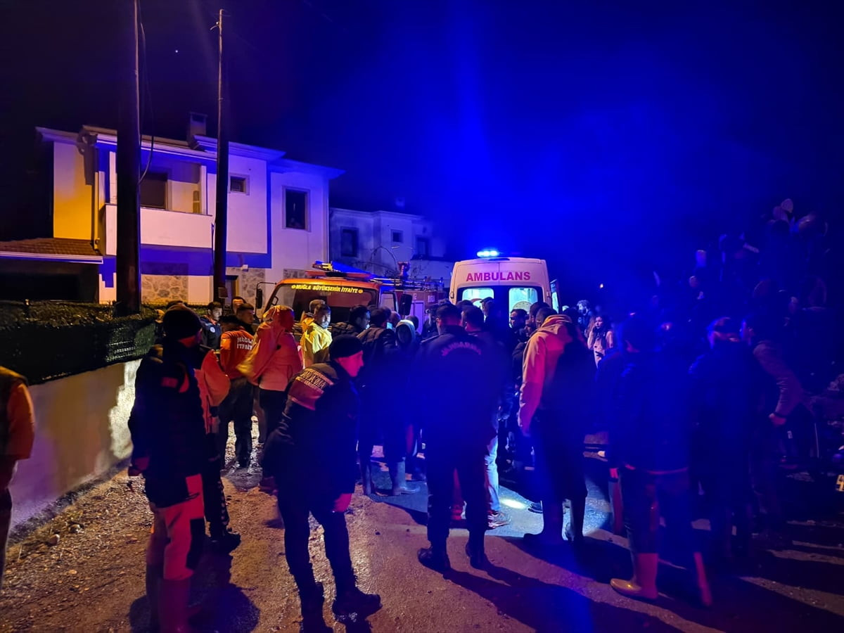 Muğla’nın Datça ilçesinde sele kapılan araçtaki sürücü, dere yatağında bir ağacın dalına tutunarak...