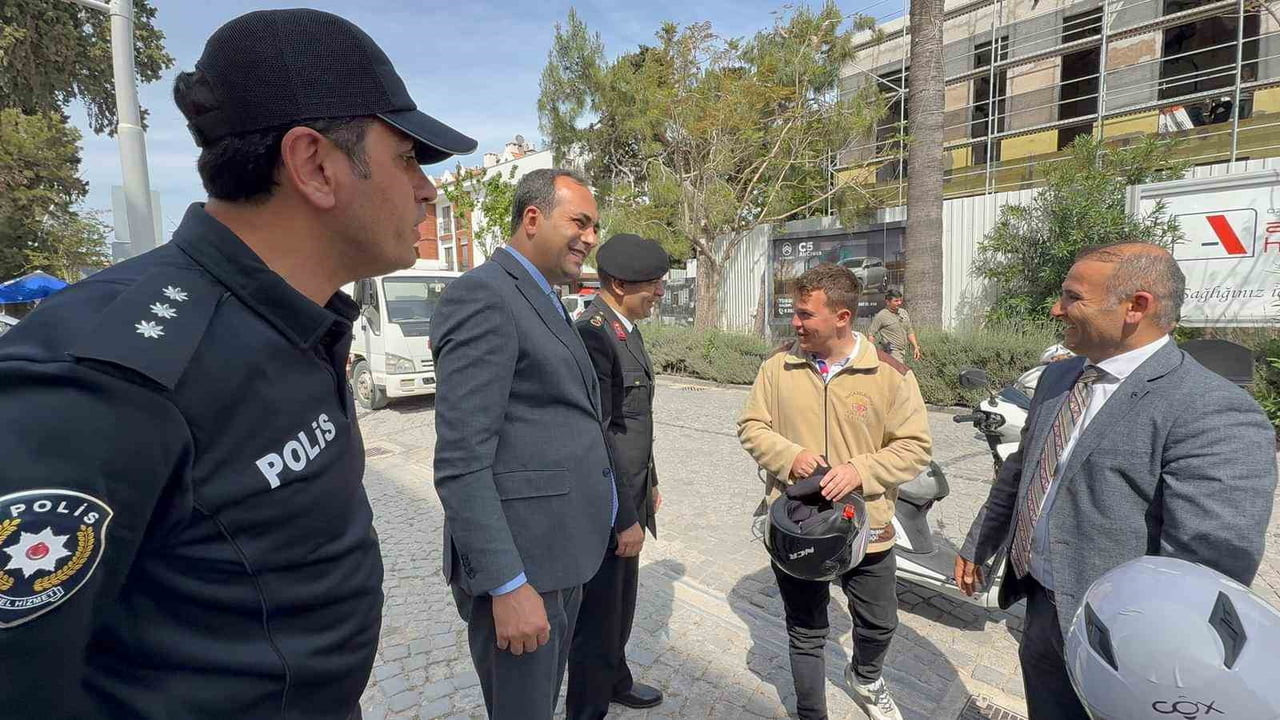 MUĞLA’NIN DATÇA İLÇESİNDE TRAFİK HAFTASI KAPSAMINDA DÜZENLENEN UYGULAMADA, KASKSIZ MOTOSİKLET...
