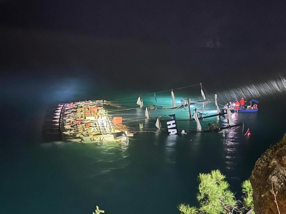 MUĞLA’NIN FETHİYE İLÇESİ BAĞLI ÖLÜDENİZ AÇIKLARINDA, FIRTINA NEDENİYLE KIYIYA BAĞLI HALATIN...