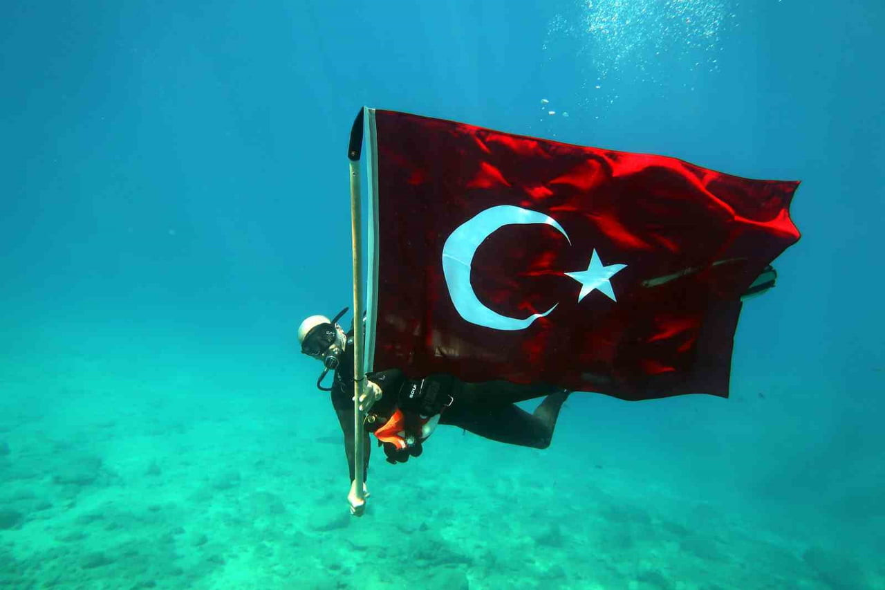 MUĞLA’NIN FETHİYE İLÇESİNDE 19 MAYIS ATATÜRK’Ü ANMA, GENÇLİK VE SPOR BAYRAMI KAPSAMINDA DALGIÇLAR...