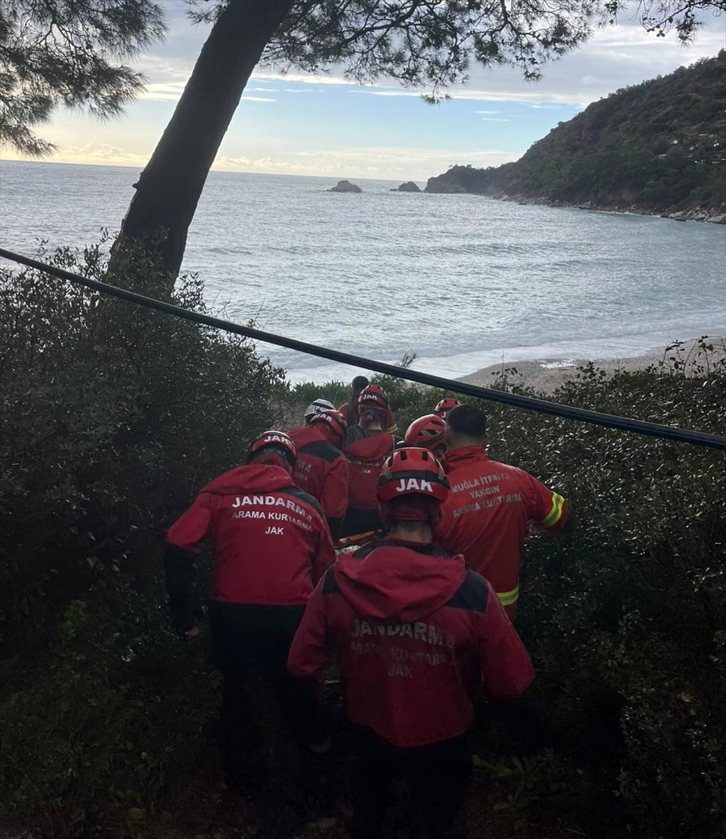 Muğla’nın Fethiye ilçesinde kayalıklardan düşen genç, ekiplerin müdahalesiyle...