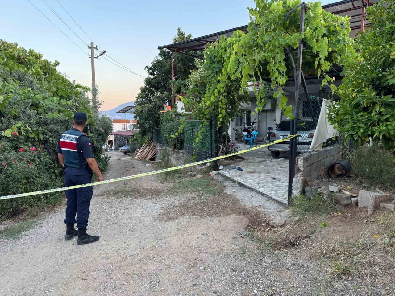 MUĞLA’NIN FETHİYE İLÇESİNDE KOMŞULAR ARASINDA İDDİAYA GÖRE BAHÇE KAPISININ ÇIKARDIĞI SES NEDENİYLE...